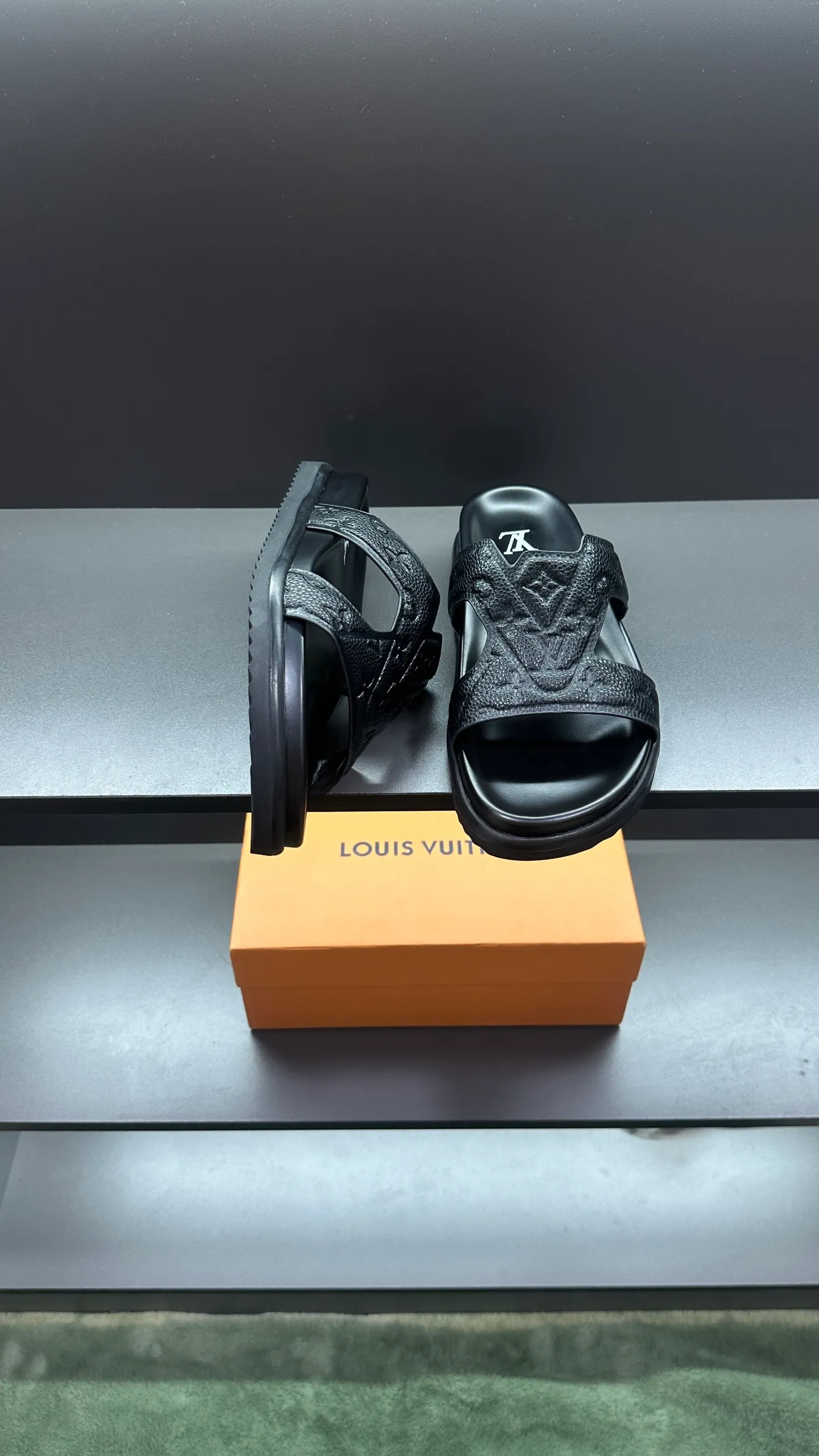 P320 🔍LV Men's Spring and Summer Slippers Counter Synchronization. The uppers are imported cowhide fabric from Italy, with logo graphics and high-quality craftsmanship. The soles are: original soles specially provided by the original factory. The exclusive movable molded soles are super comfortable. The original factory follows the order. 🔍🔍High quality. You can enter and leave the counter at will. Welcome to compare. Code number 38-45 No. 058